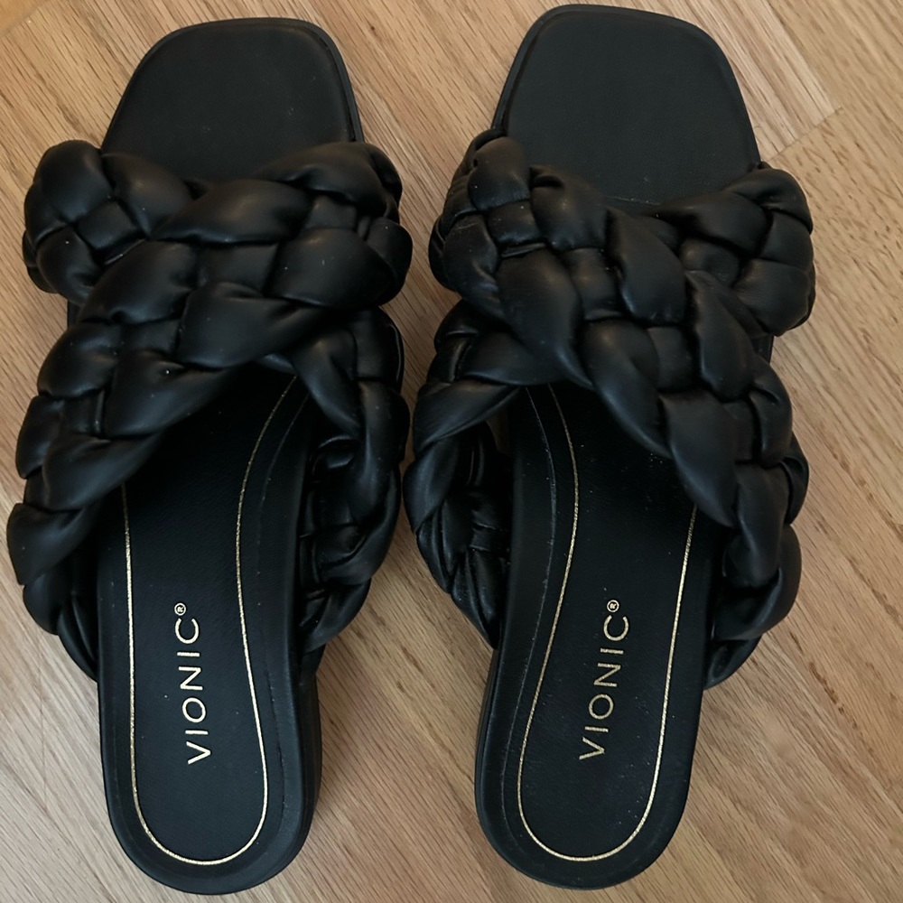 Vionic “Kalina” black , size 9 women’s sandals. (Never worn)
